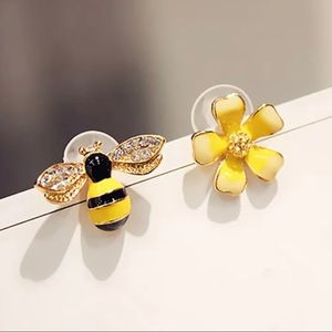 Bee and Daisy Stud Earrings ~ Brand New